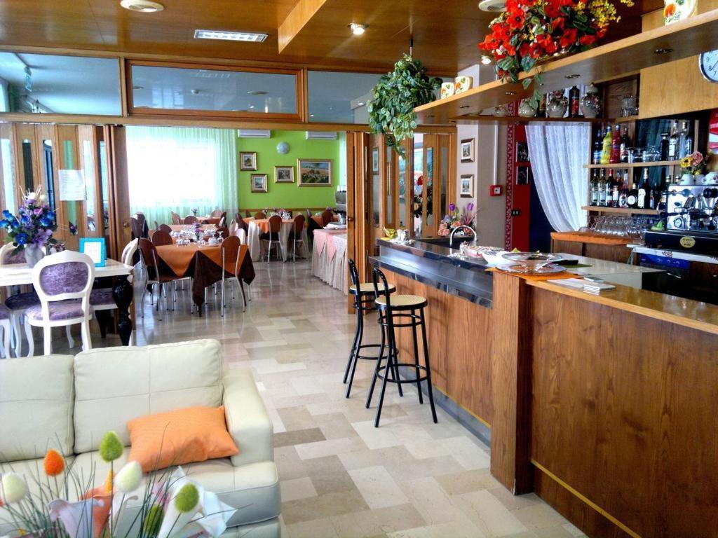 Hotel Simon Римини Экстерьер фото