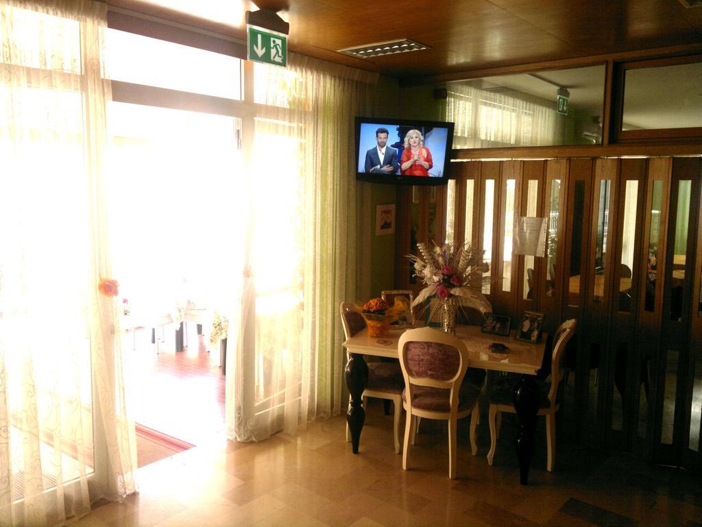 Hotel Simon Римини Экстерьер фото