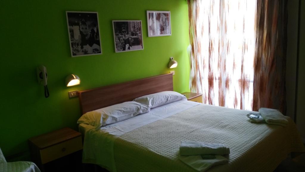 Hotel Simon Римини Экстерьер фото