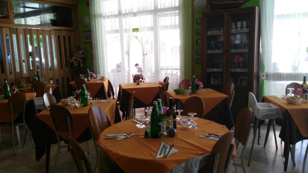 Hotel Simon Римини Экстерьер фото