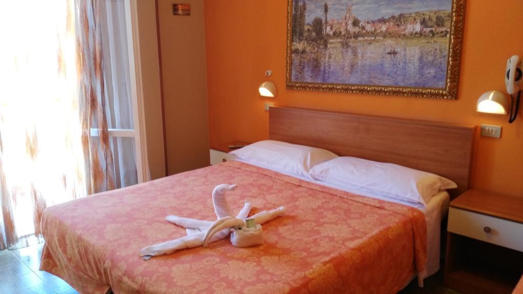 Hotel Simon Римини Экстерьер фото