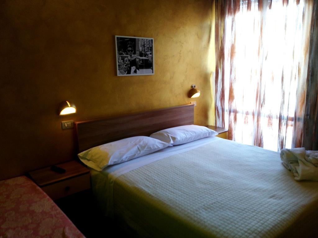 Hotel Simon Римини Экстерьер фото