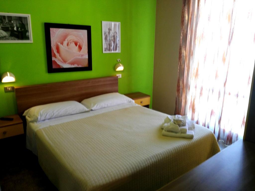 Hotel Simon Римини Экстерьер фото