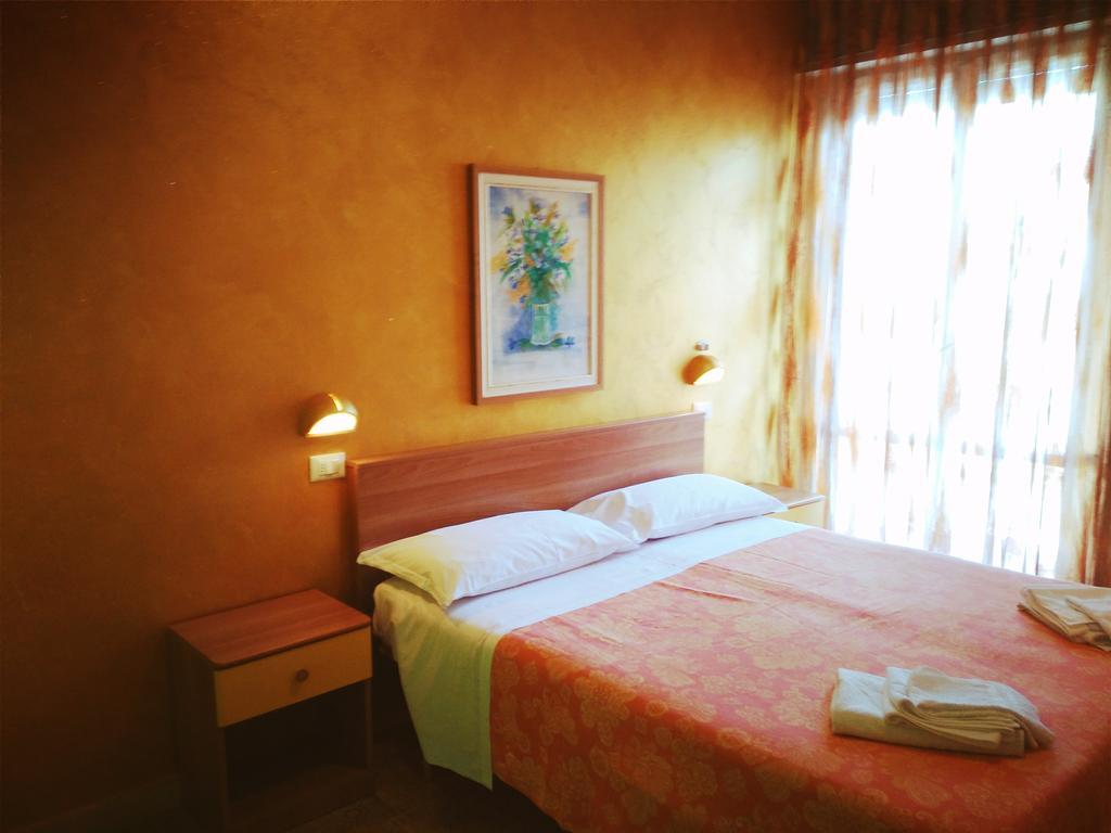 Hotel Simon Римини Экстерьер фото