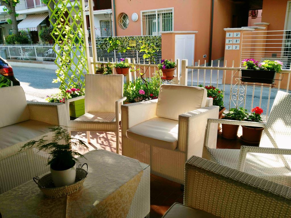 Hotel Simon Римини Экстерьер фото