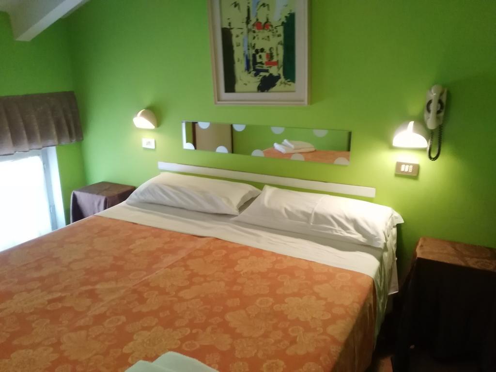 Hotel Simon Римини Экстерьер фото