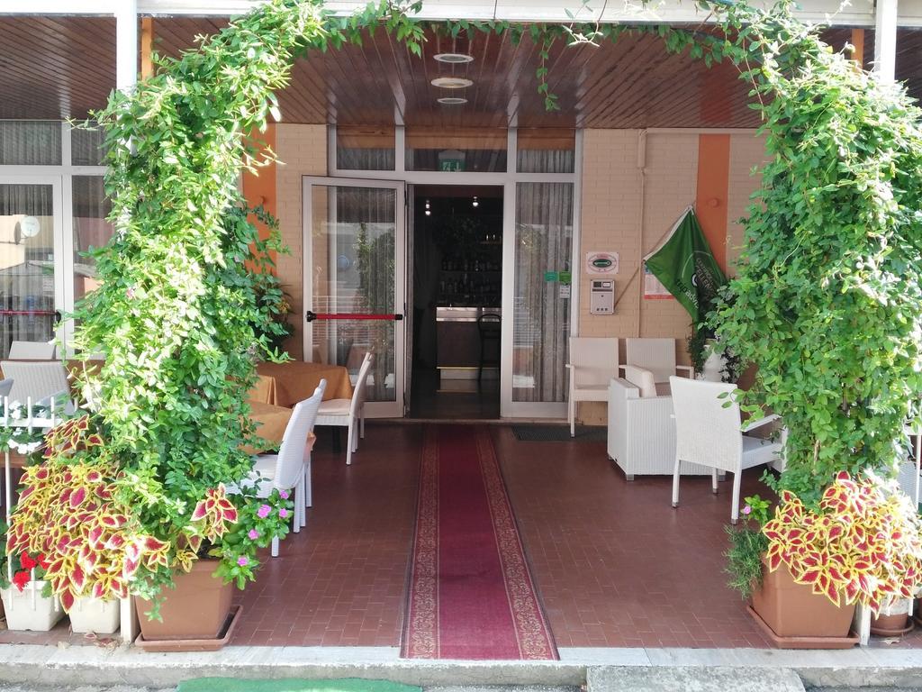 Hotel Simon Римини Экстерьер фото