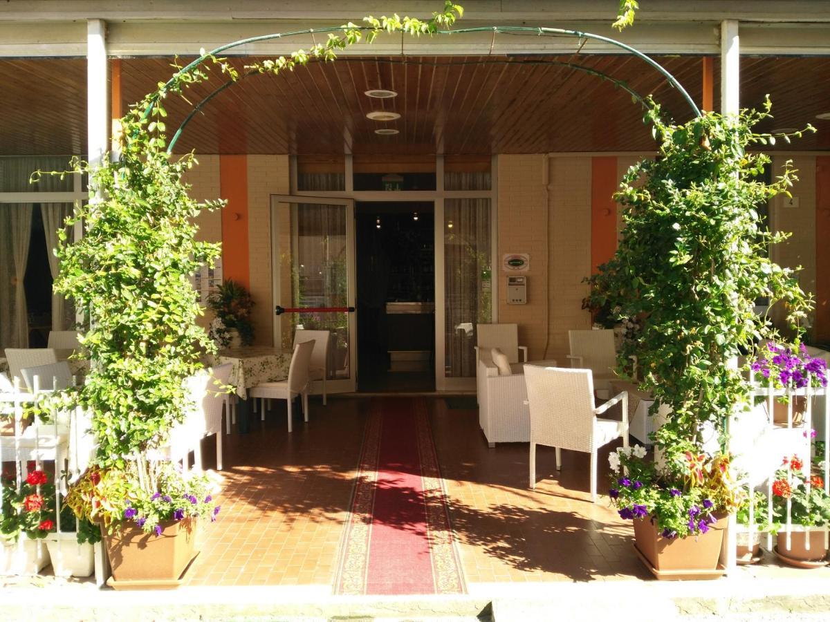 Hotel Simon Римини Экстерьер фото